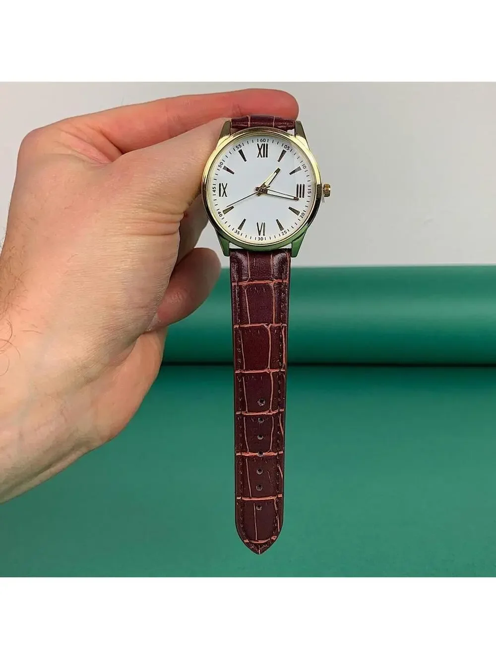 Minimalistic essential vintage style gold and leather style band watch. 9